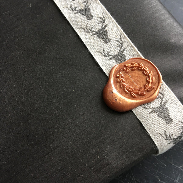 Reindeer ribbon, grey stags head on linen